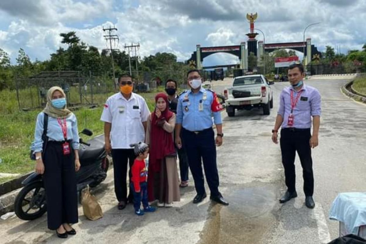 KJRI Kuching bantu pulangkan seorang ibu muda beserta anaknya