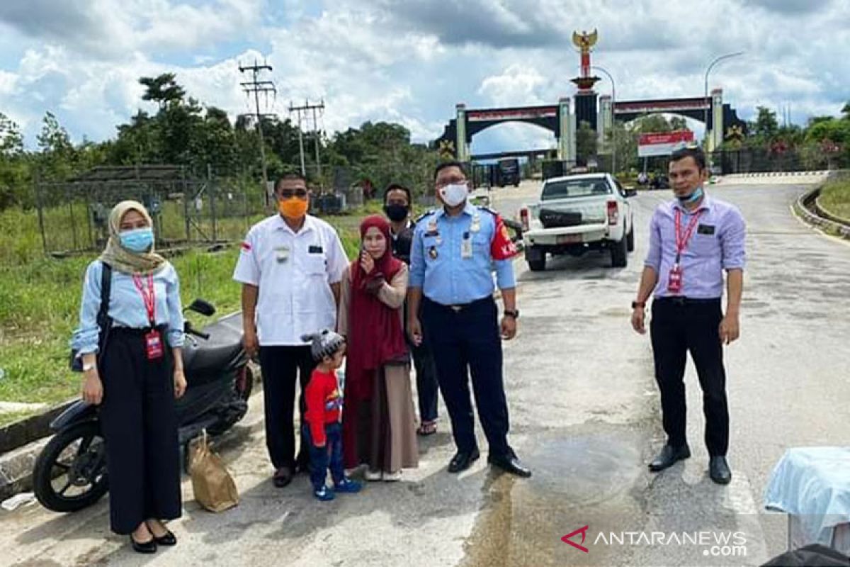 KJRI Kuching bantu pulangkan seorang ibu muda beserta putranya