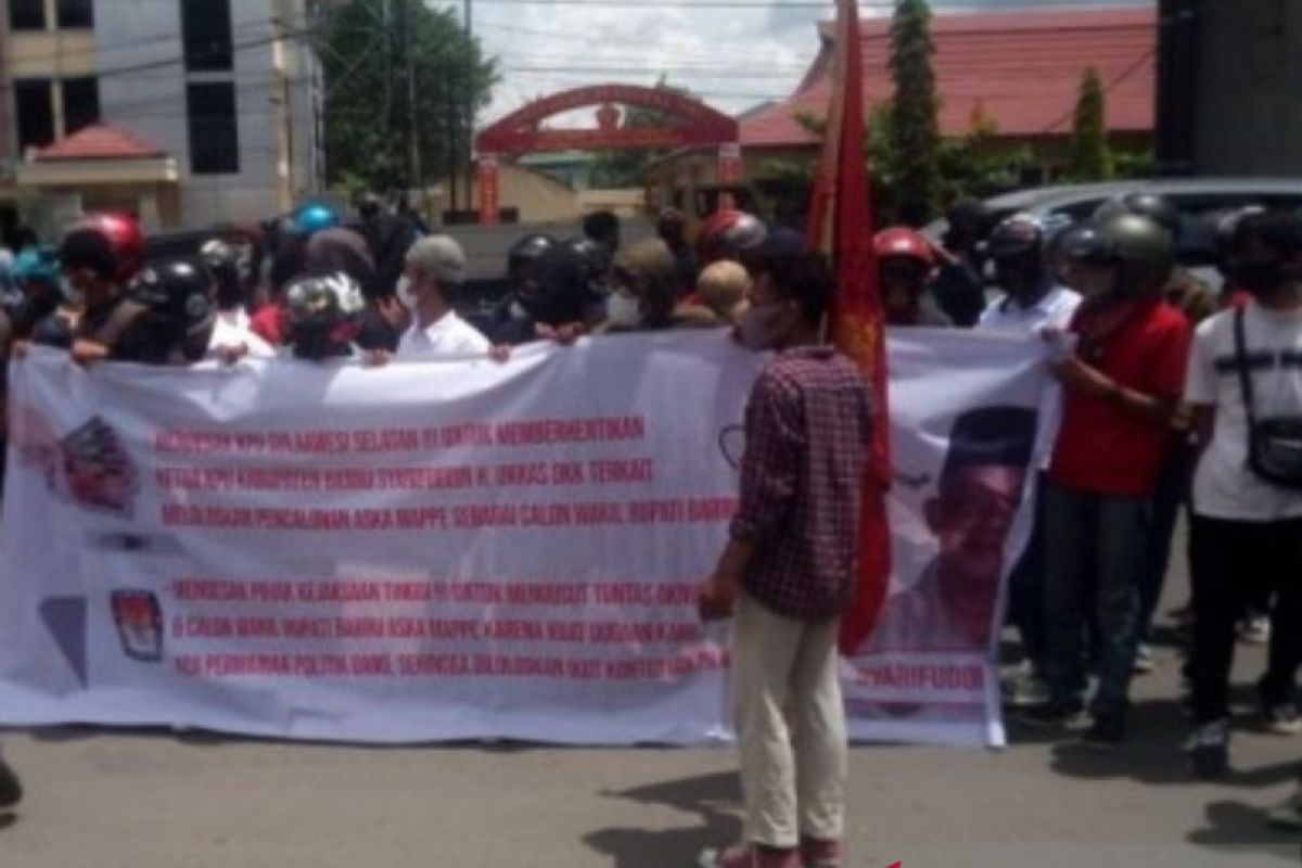 Polisi amankan enam pengunjuk rasa setelah bentrok di KPU Sulsel