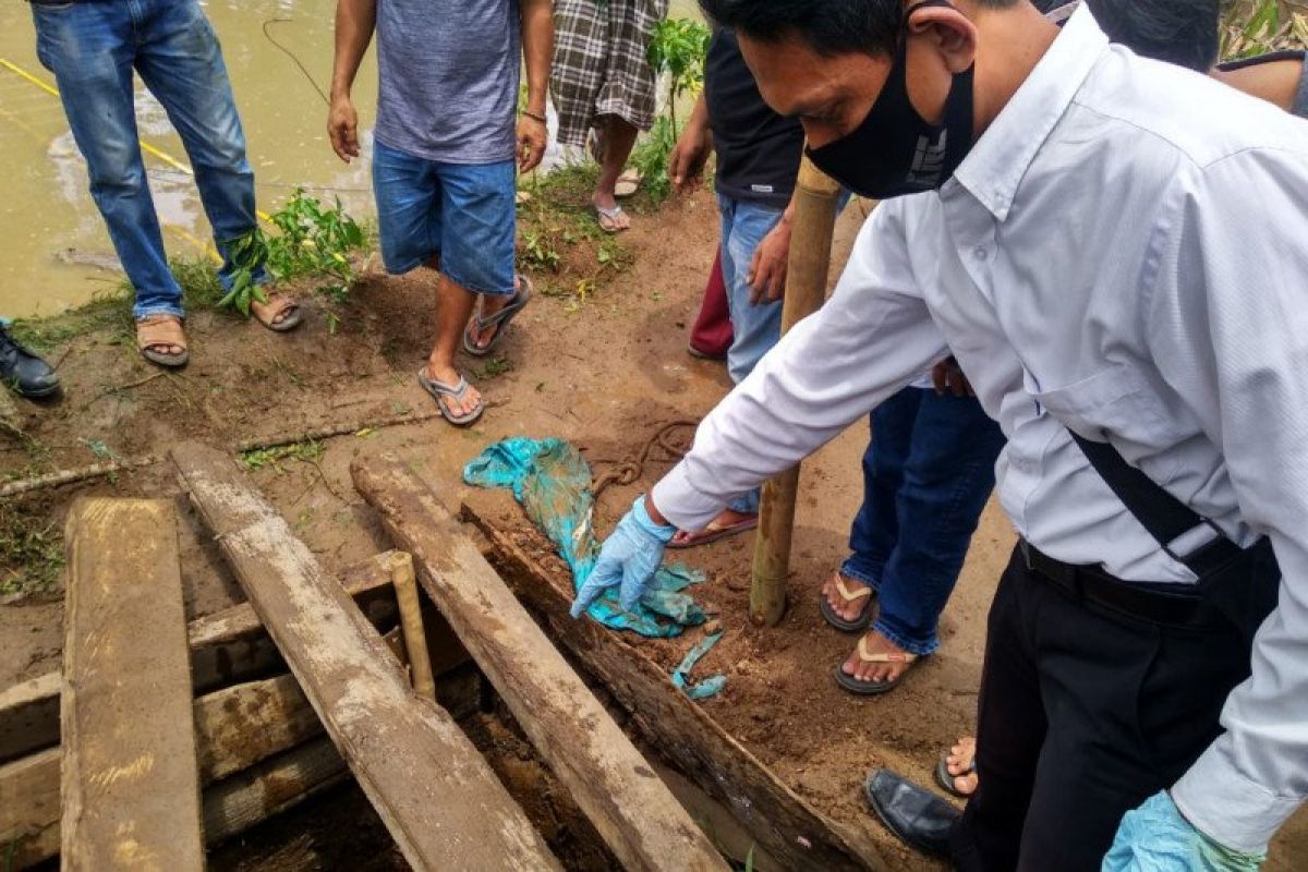 Empat korban yang meninggal di sumur tua di Loteng dimakamkan