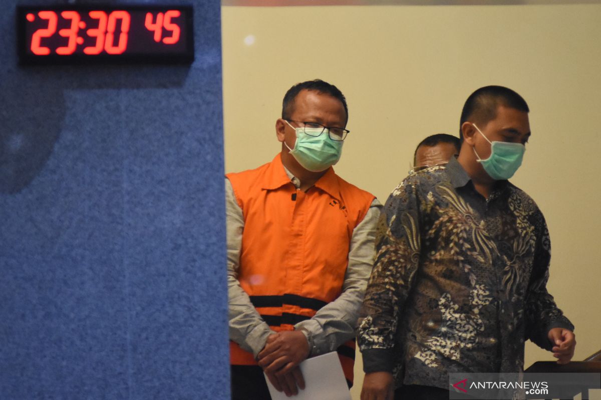 Menteri Kelautan dan Perikanan  Edhy Prabowo ditahan KPK