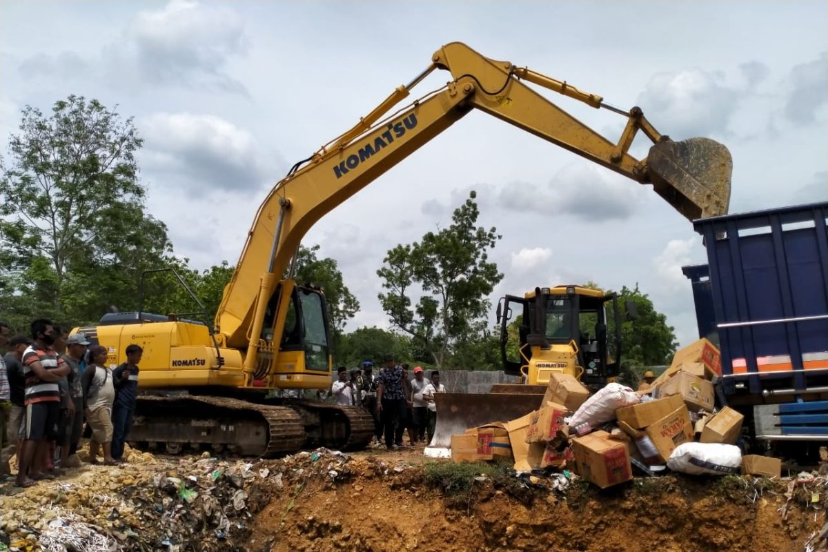 3 juta rokok ilegal dimusnahkan di tempat pembuangan sampah