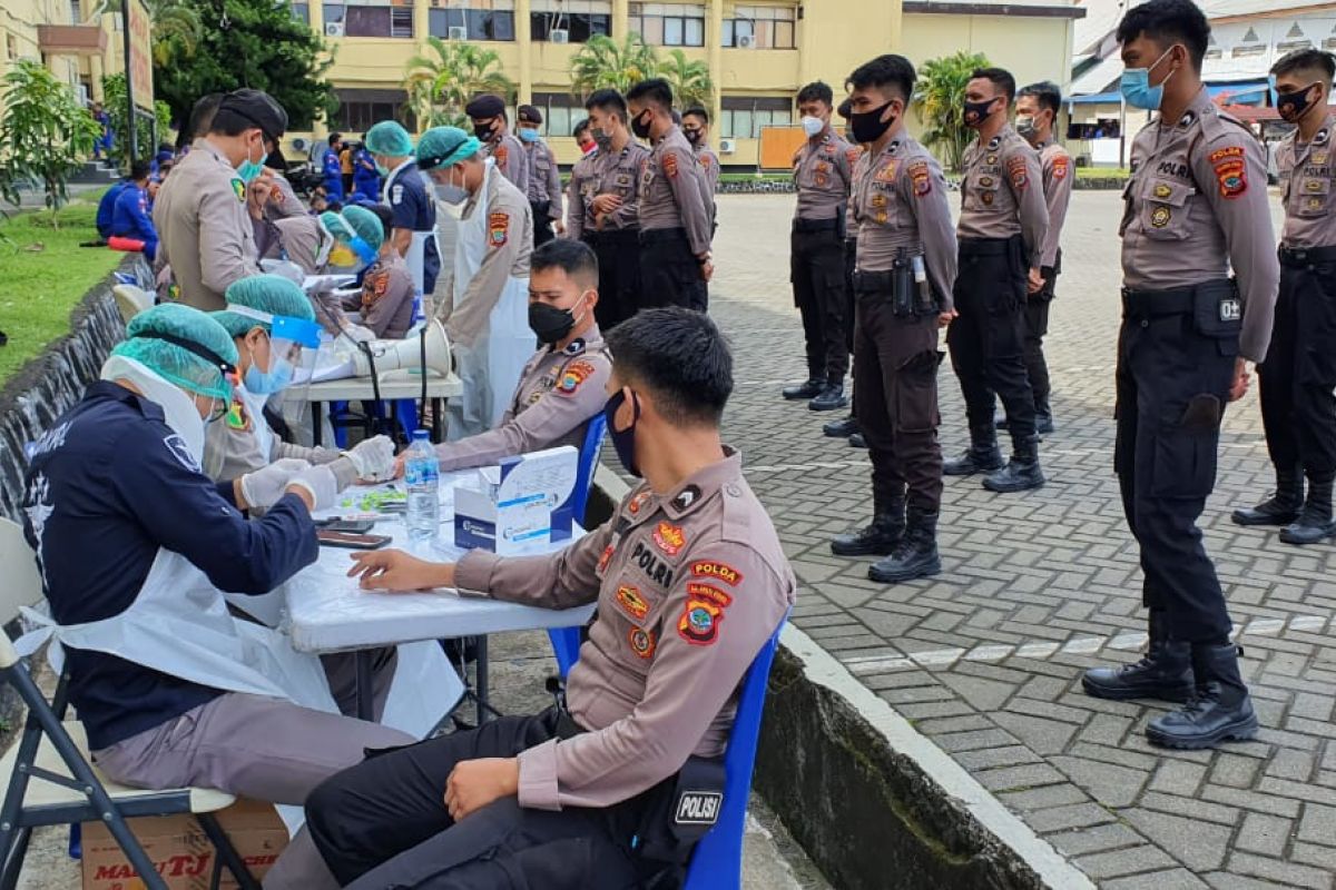 Personel Polda Sulut lakukan pengamanan TPS jalani tes cepat