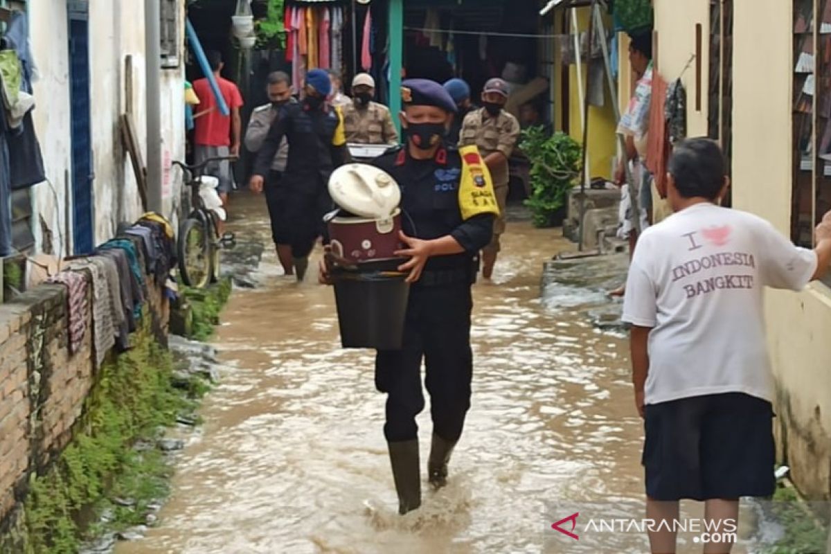 Brimob bantu evakuasi korban banjir di Tebing Tinggi