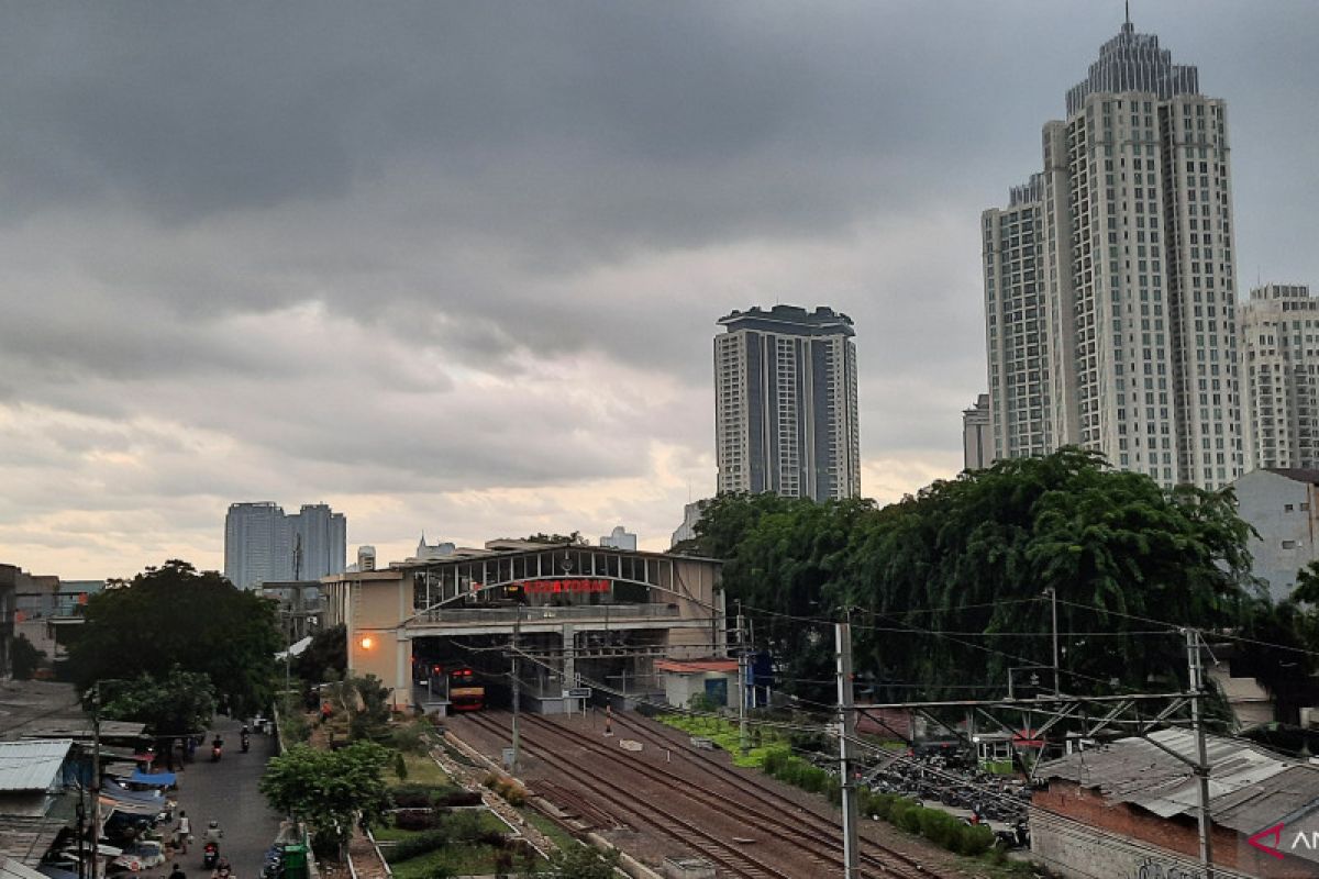 BMKG ingatkan potensi hujan disertai angin siang ini di wilayah Jakarta