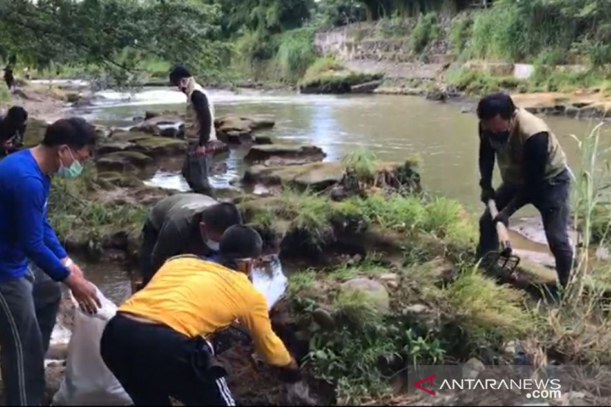 Bima Arya bersama satgas bersih-bersih sampah di Sungai Ciliwung Kota Bogor