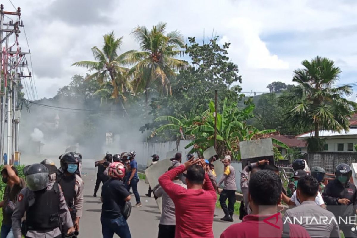 Dua polisi terluka saat bubarkan aksi demo di Sorong yang berakhir ricuh