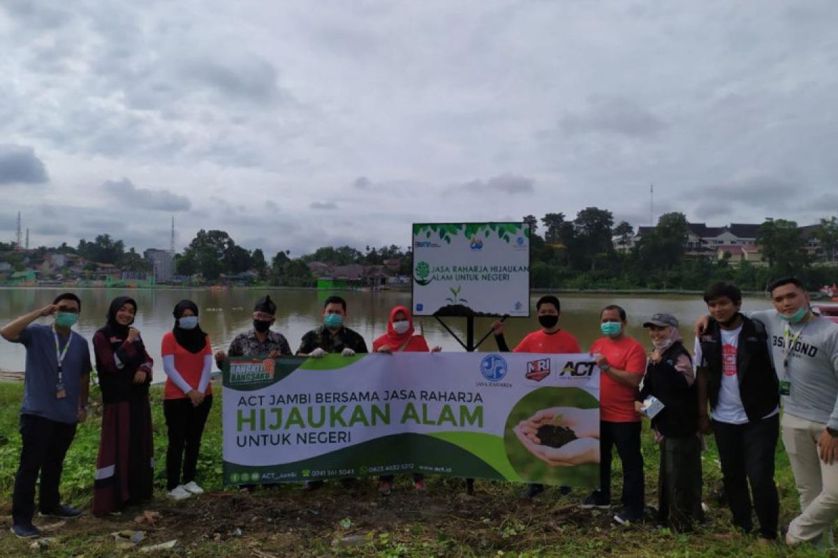 Hijaukan Danau Sipin, Jasa Raharja Jambi tanam puluhan bibit pohon buah