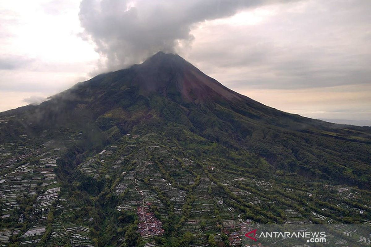 Di puncak Gunung Merapi ditemukan banyak longsoran baru