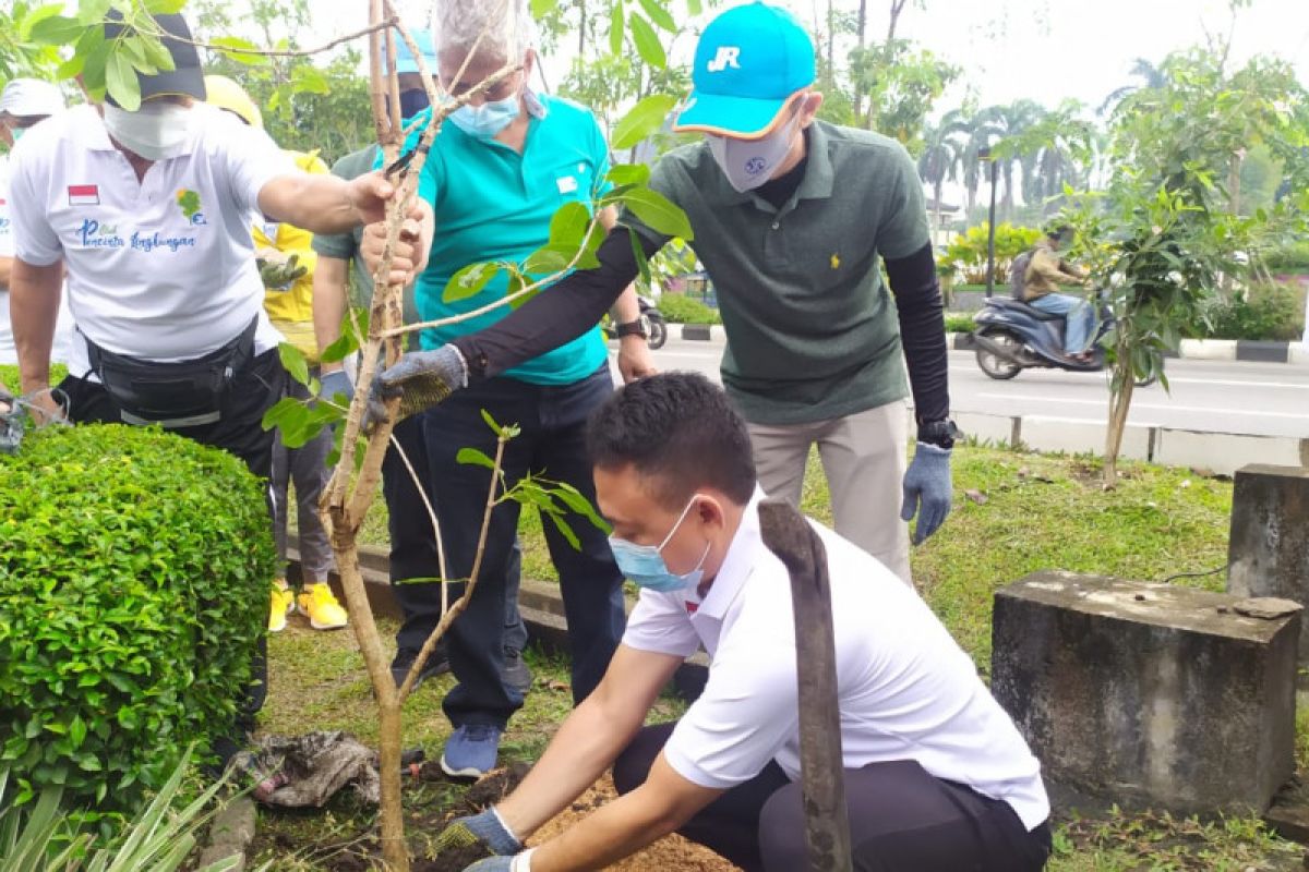 Jasa Raharja tanam 350 pohon berbunga jenis tabebuya di Kalbar