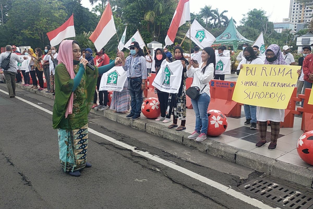 Puluhan emak-emak di Surabaya aksi bela Wali Kota Tri Rismaharini