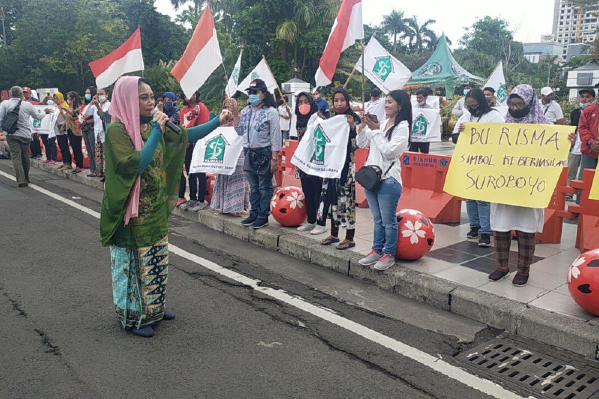 Puluhan emak-emak di Surabaya gelar aksi bela Risma