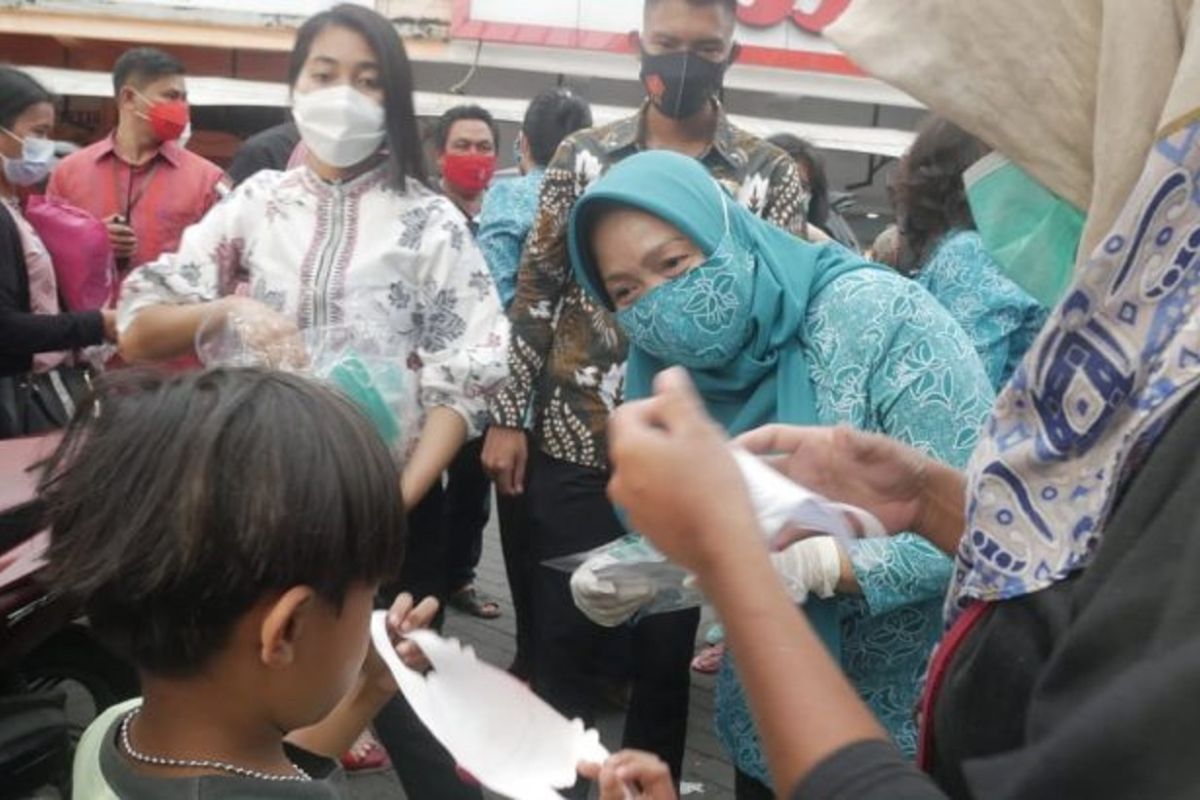 TP-PKK Sulawesi Utara bagikan masker kepada warga untuk cegah COVID-19