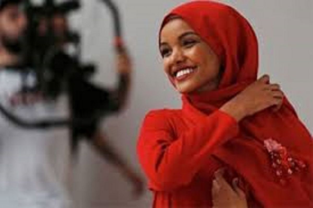 Halima Aden ungkapkan akan pamit dari dunia model karena masalah keyakinan