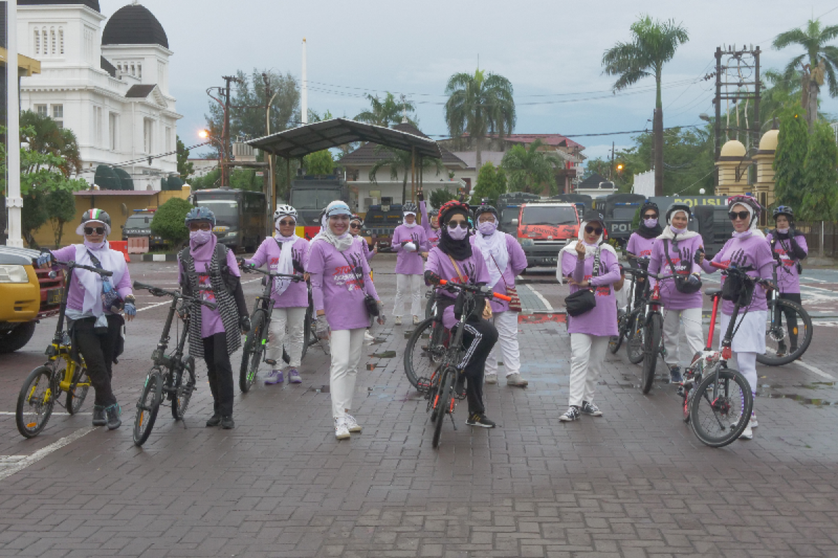 Kampanye 16 hari anti kekerasan terhadap perempuan di Aceh dengan gowes