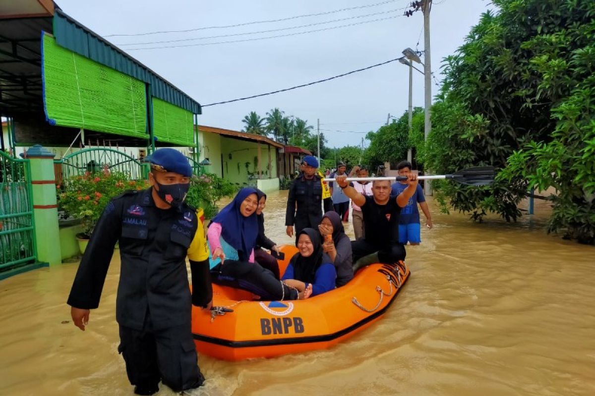 Brimob tambah personel bantu evakuasi warga terdampak banjir di Tebing Tinggi