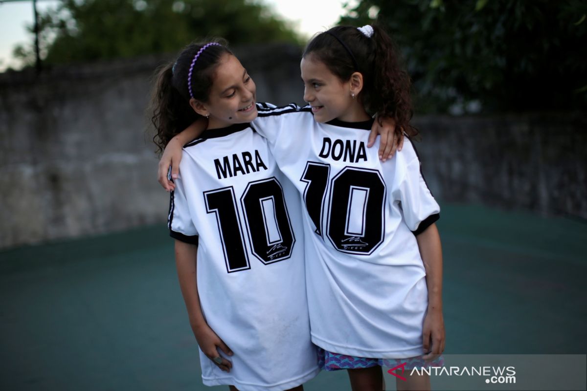 Legenda sepak bola Maradona diabadikan si kembar Mara dan Dona