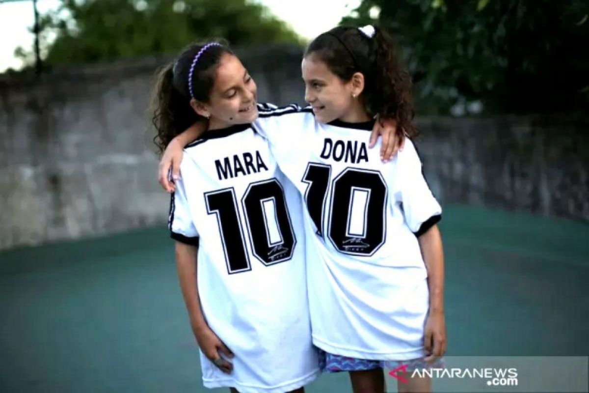 Mara dan Dona, si kembar abadikan Maradona