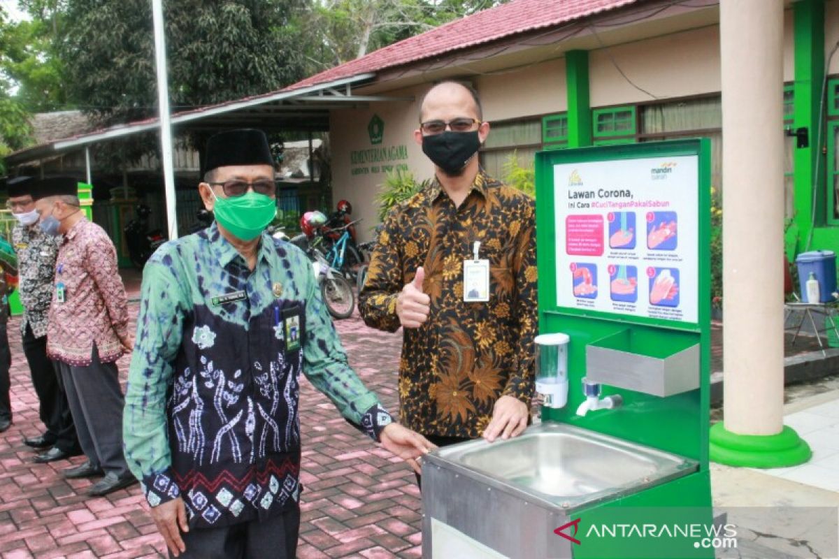 Bank Syariah Mandiri bantu fasilitas cuci tangan dan beasiswa