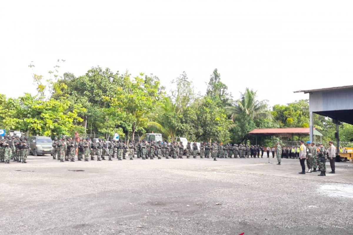 TNI commander visits Timika before heading for Makassar