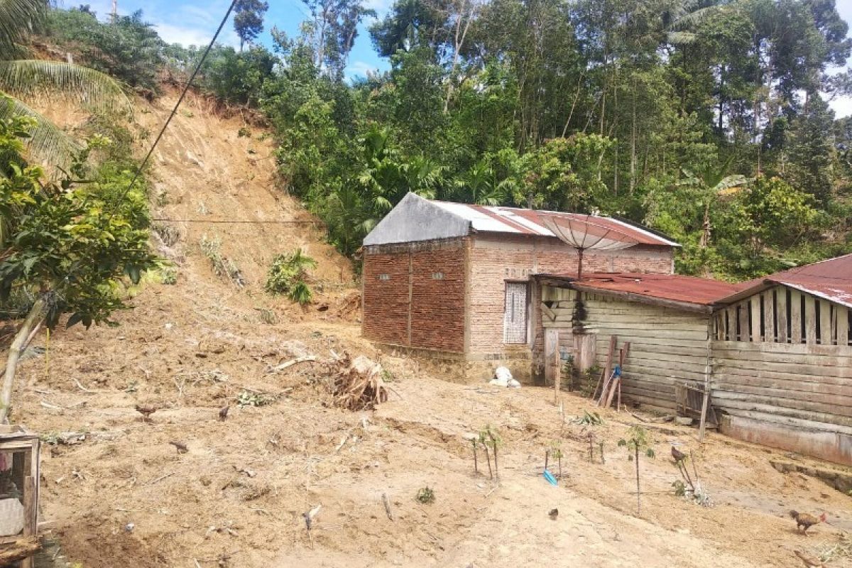 Longsor timbun 42 rumah di Simalungun