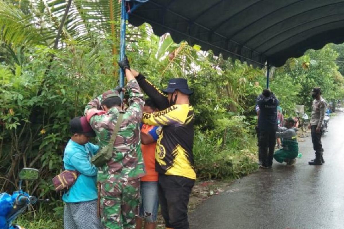 Tim penanggulangan bencana Banua Lawas dirikan tenda darurat