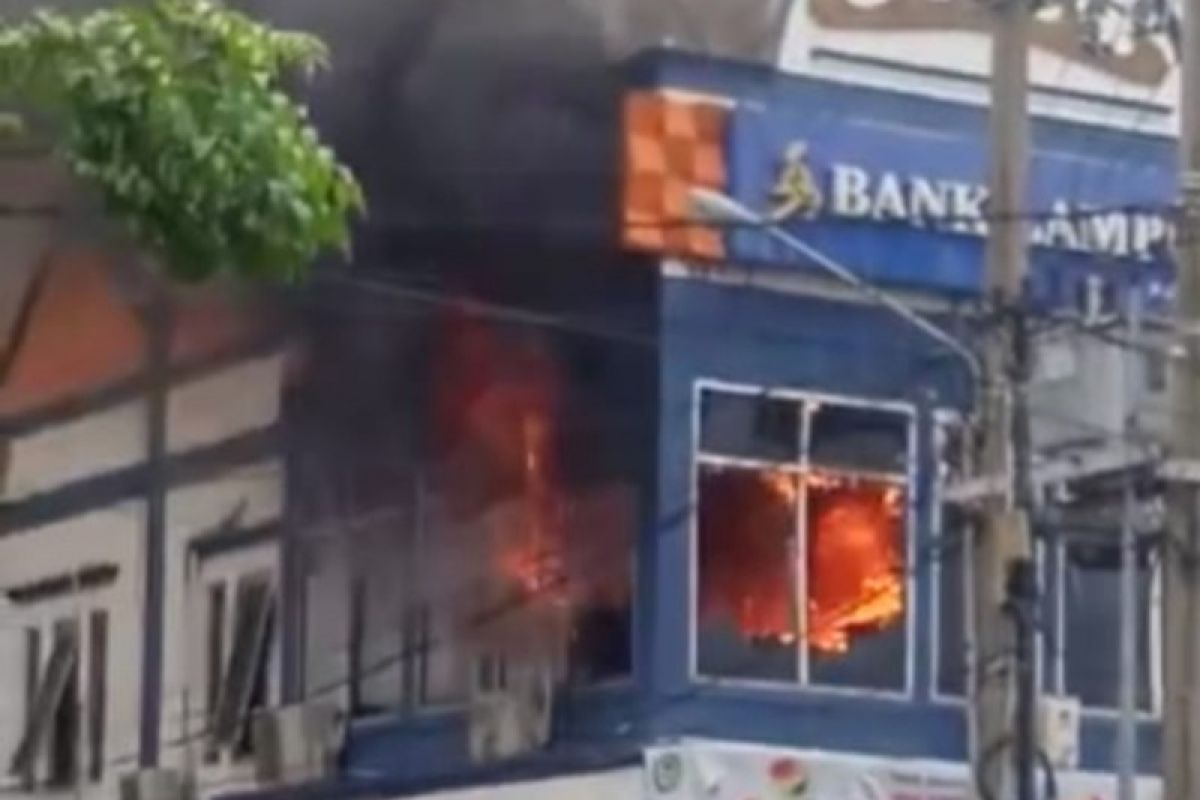 Satpol PP sebut lantai dua KCP Bank Lampung di Kota Agung habis total terbakar