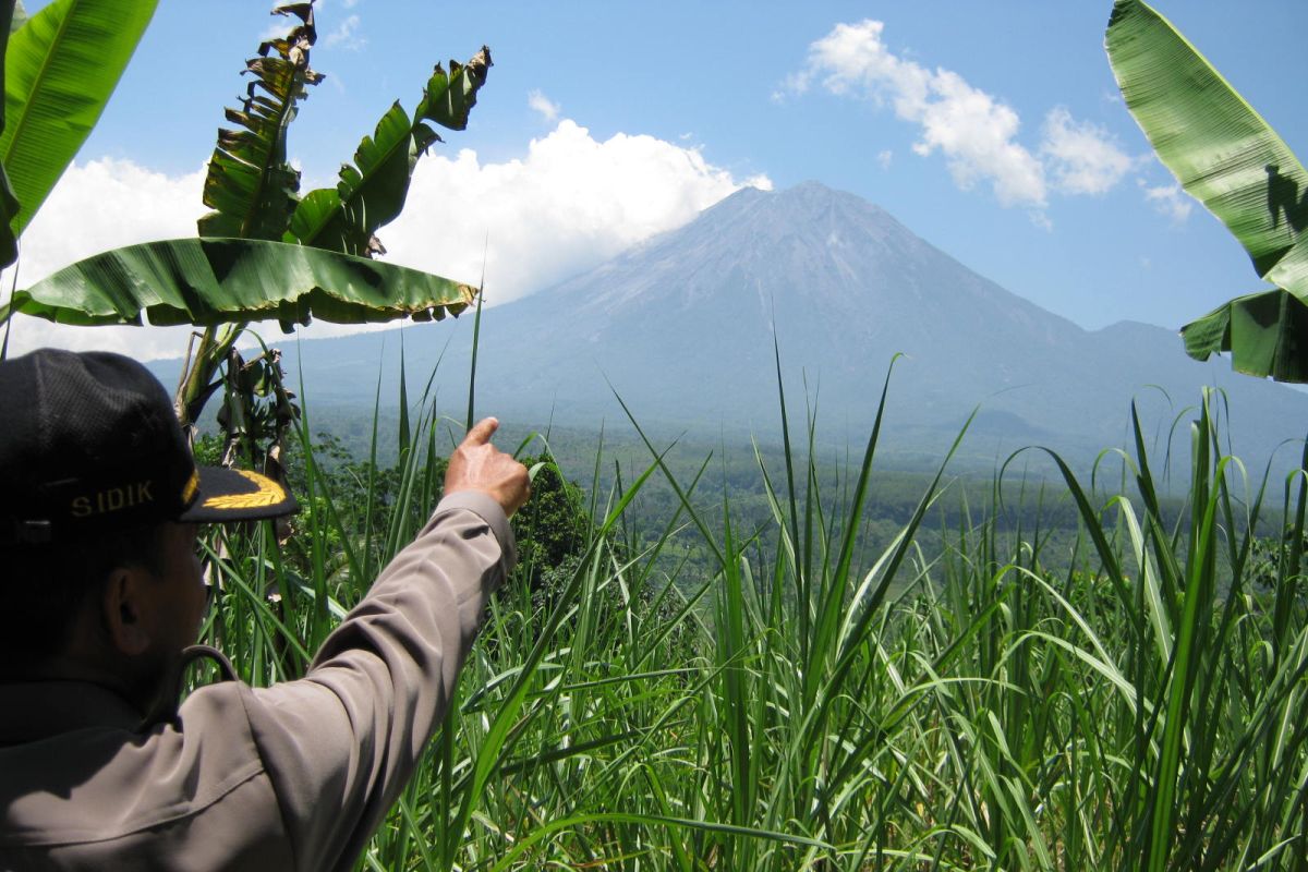 Gunung Semeru empat kali luncurkan guguran lava pijar