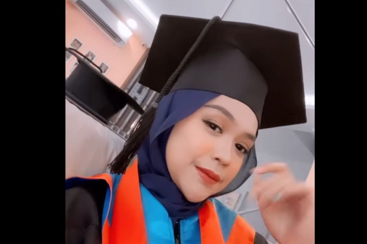 Lulus kuliah, Ria Ricis wisuda secara online