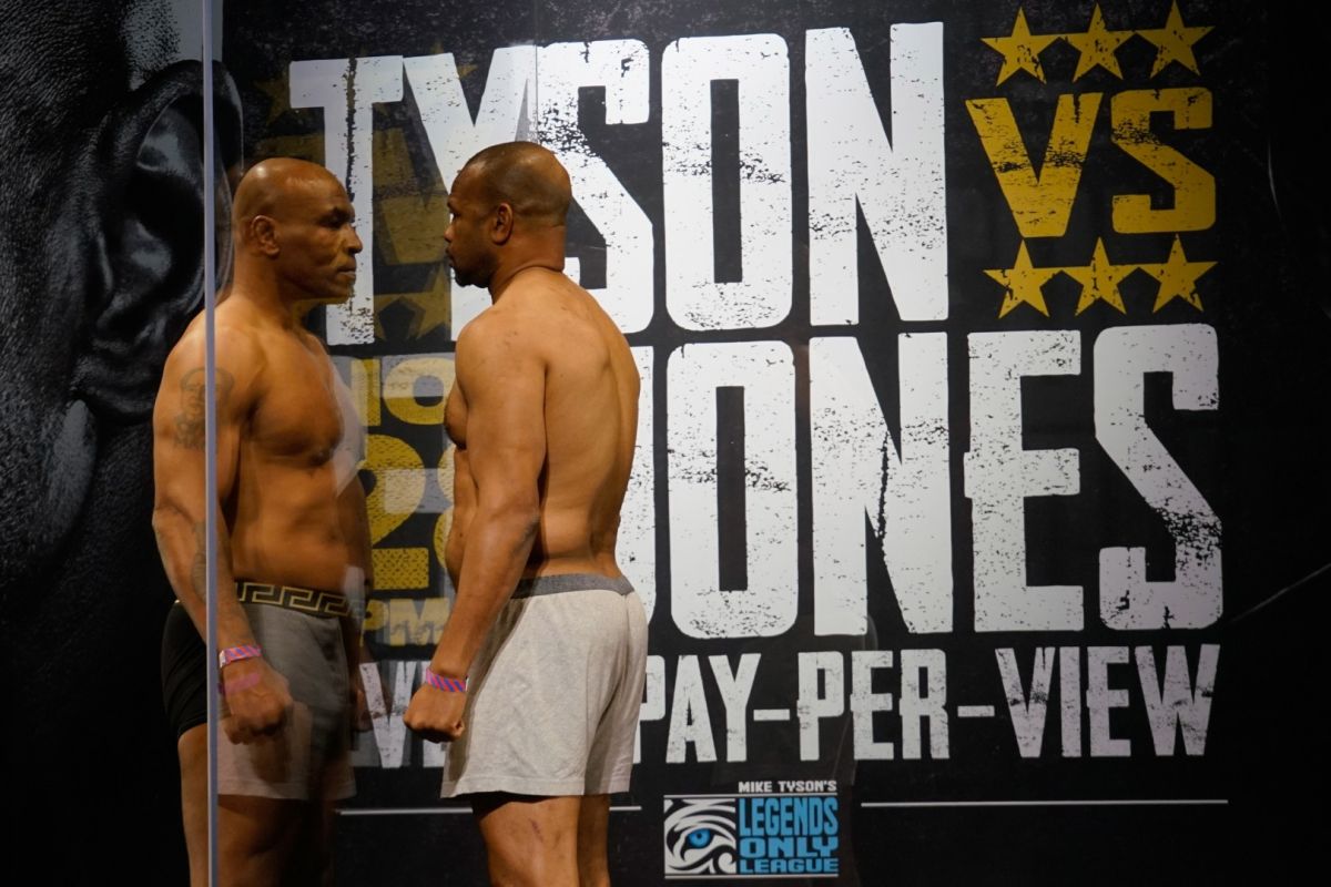 Duel "comeback" Mike Tyson vs Roy Jones berakhir imbang