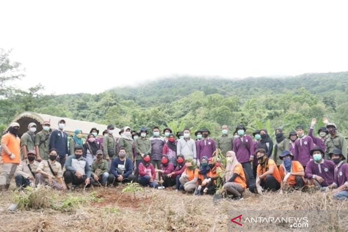 KPH Tala tanam pohon di area Goa Marmer di hari menanam pohon