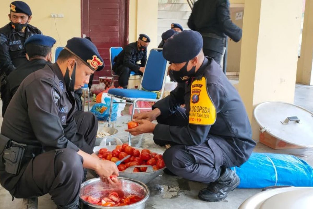 Brimob Sumut dirikan dapur lapangan bantu korban banjir di Tebing Tinggi