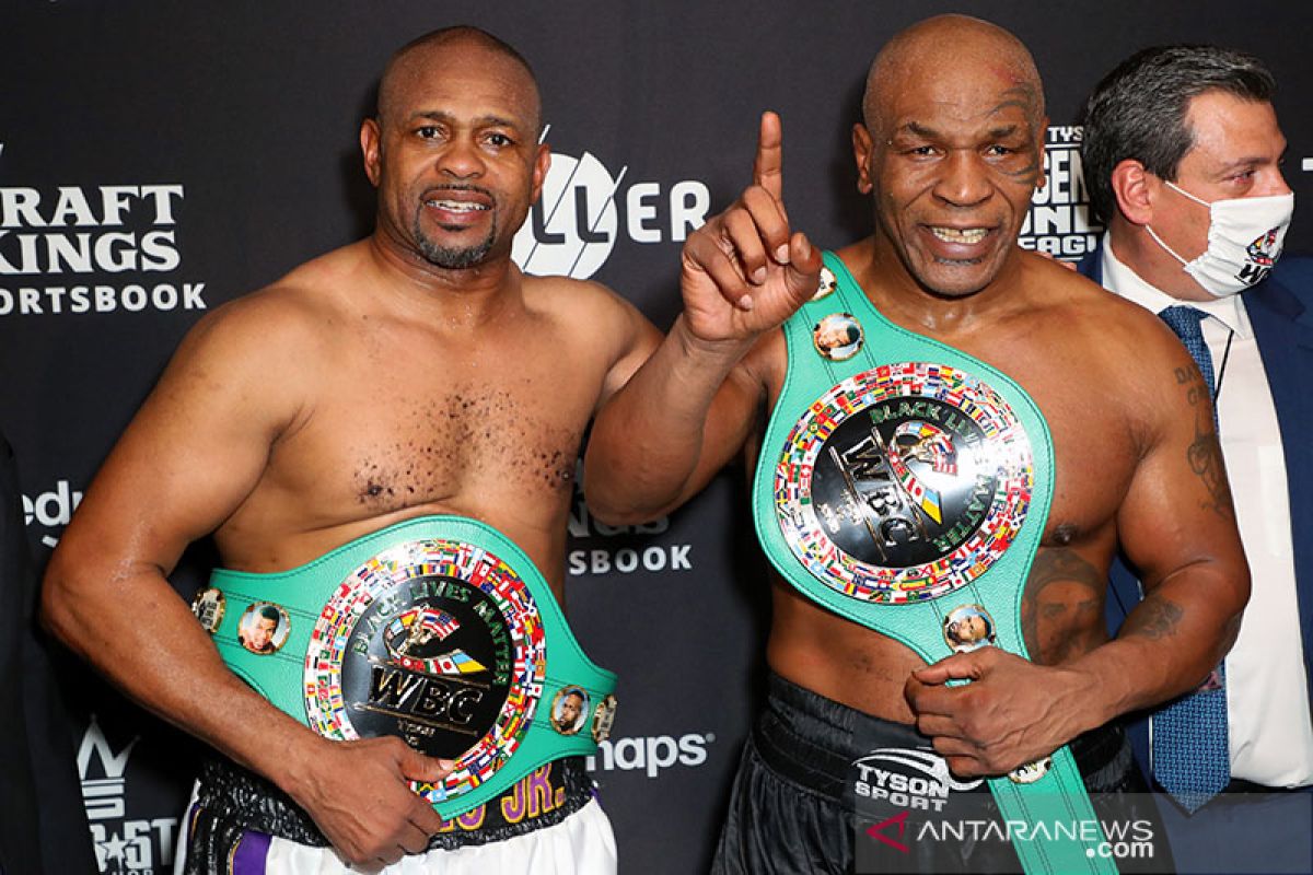 Duel "comeback" Tyson vs Roy Jones berakhir imbang