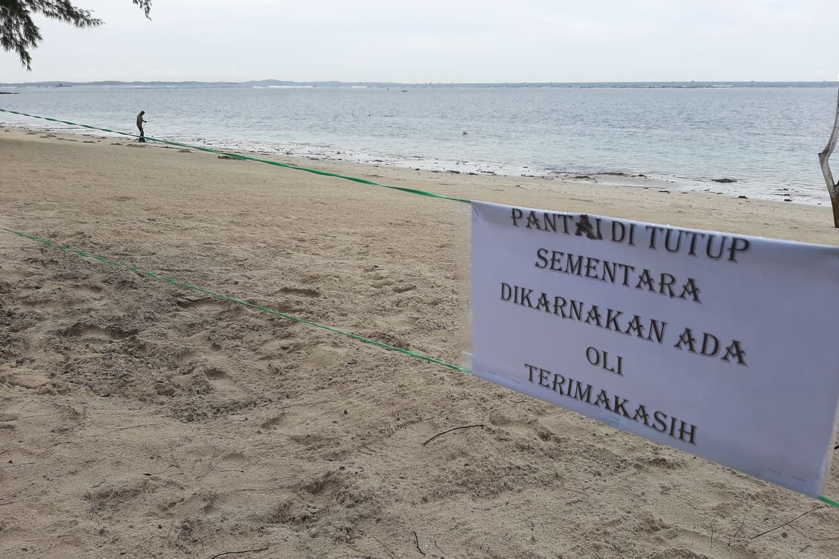 Limbah minyak hitam cemari pantai di Kabupaten Bintan