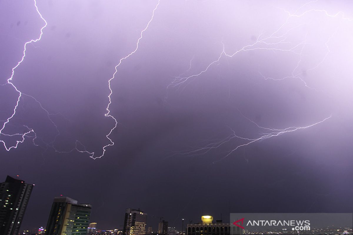 Selasa, waspadai angin kencang disertai petir di Jakarta