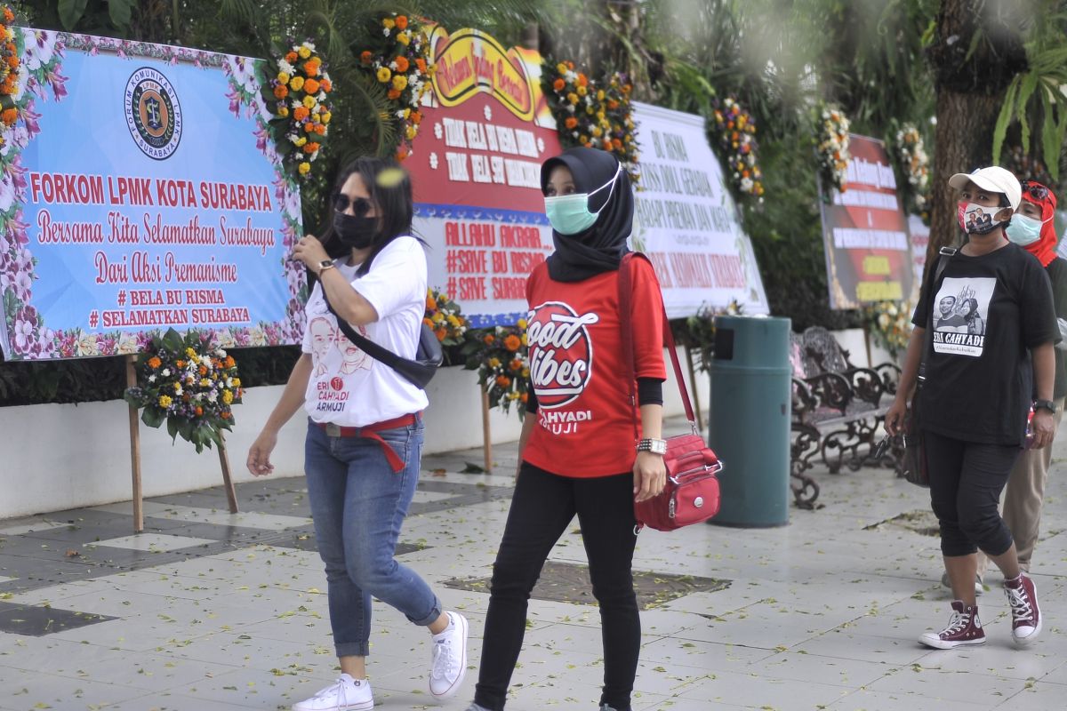 Karangan bunga bela Risma membanjiri Balai Kota Surabaya