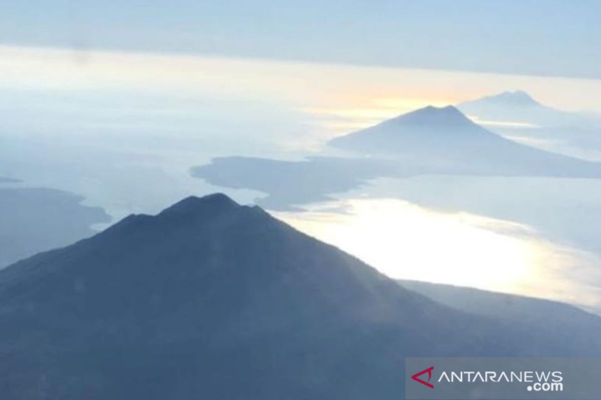 Wilayah Lembata hujan abu erupsi Gunung Lewotolok