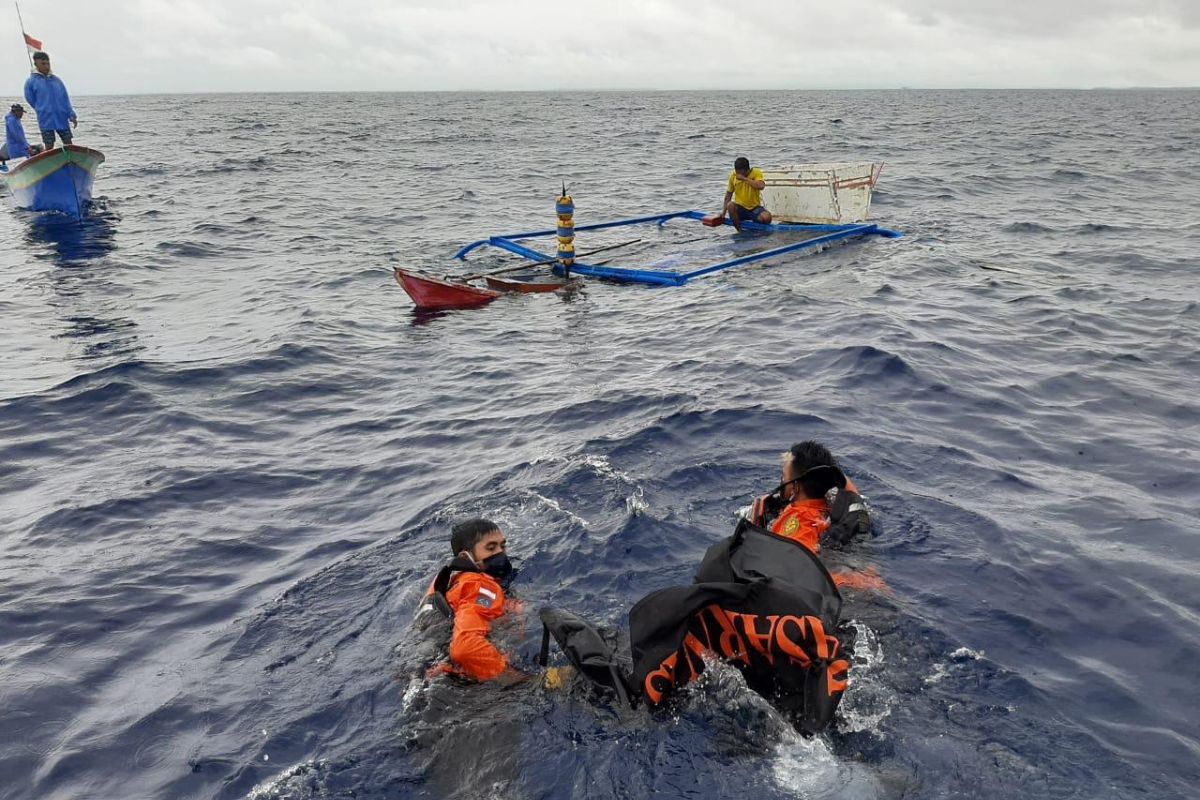 Tim SAR evakuasi jasad warga di perairan Halmahera Utara