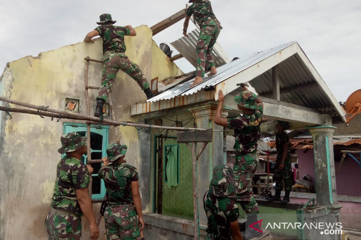 PT Timah-Kodim 0431 renovasi rumah rusak akibat angin kencang di Mentok