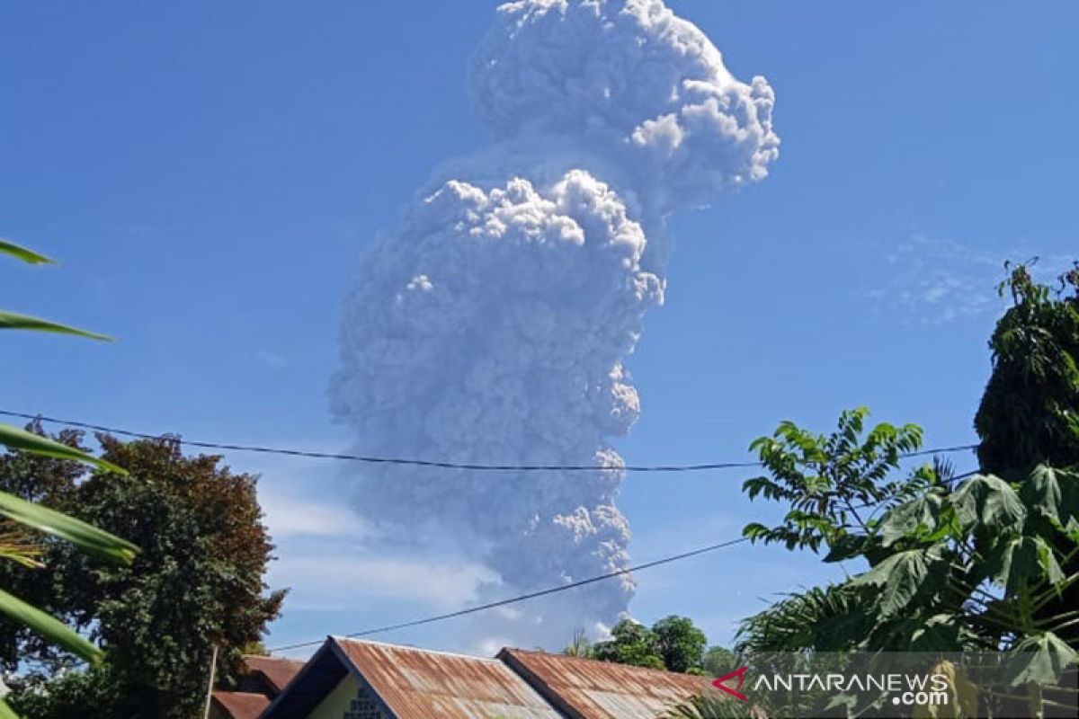 Erupsi Gunung Lewotolok, wilayah Lembata hujan abu dan kerikil