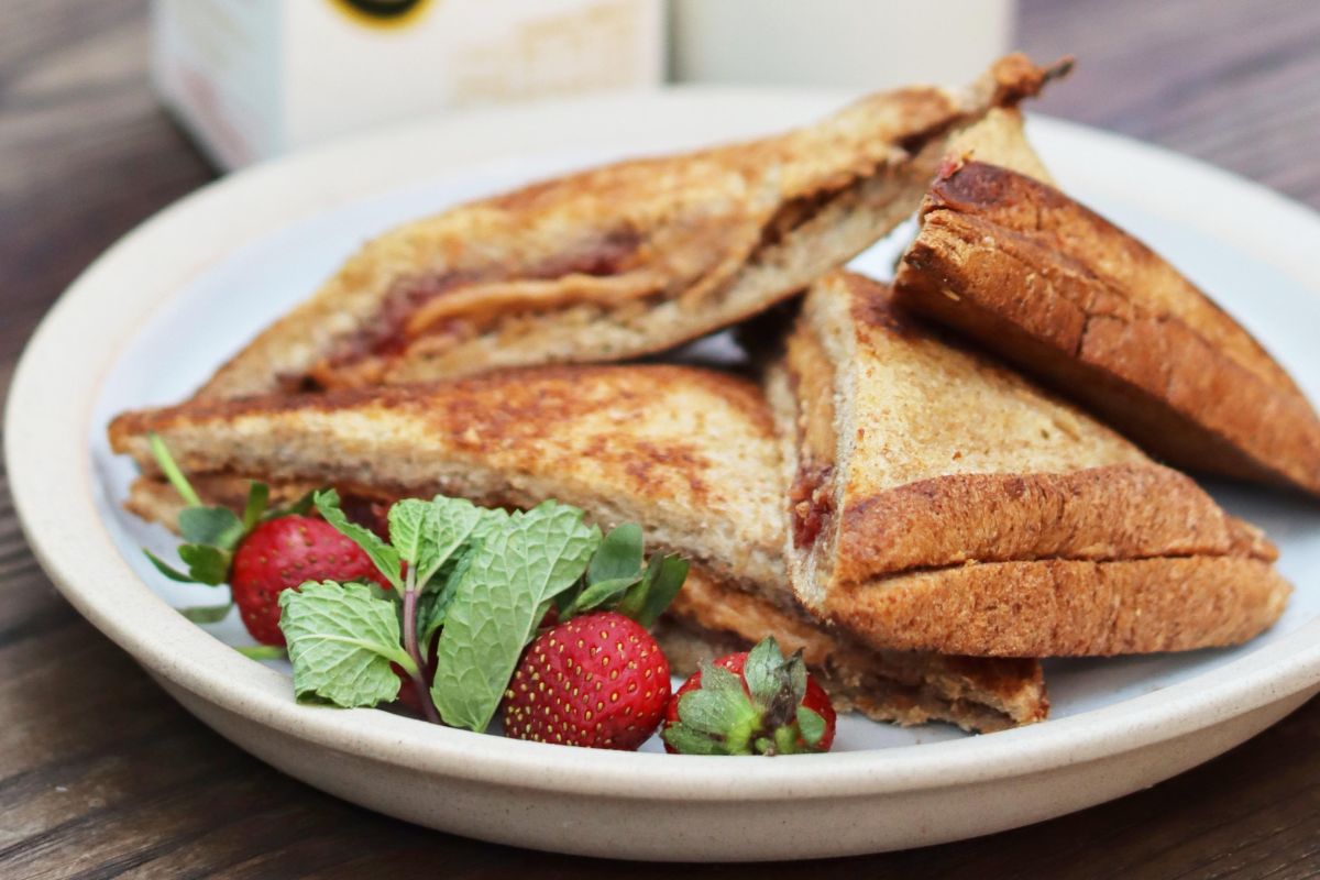 Resep sarapan simpel, roti selai kacang dan stroberi