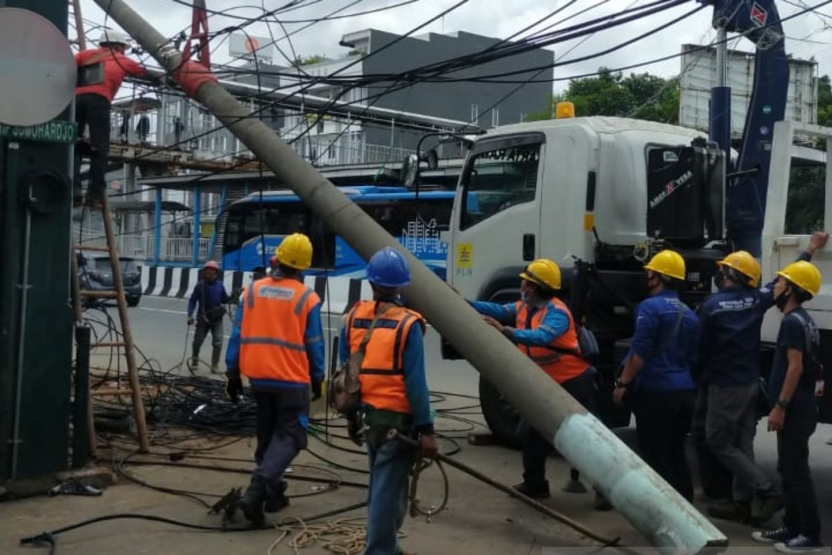 Tiang listrik patah di Matraman telah diperbaiki