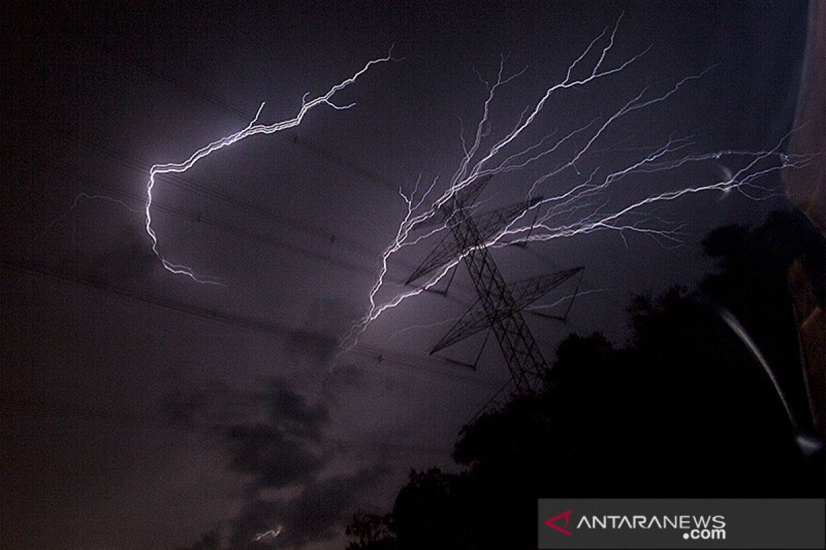 Cuaca Jakarta Minggu waspadai hujan disertai petir