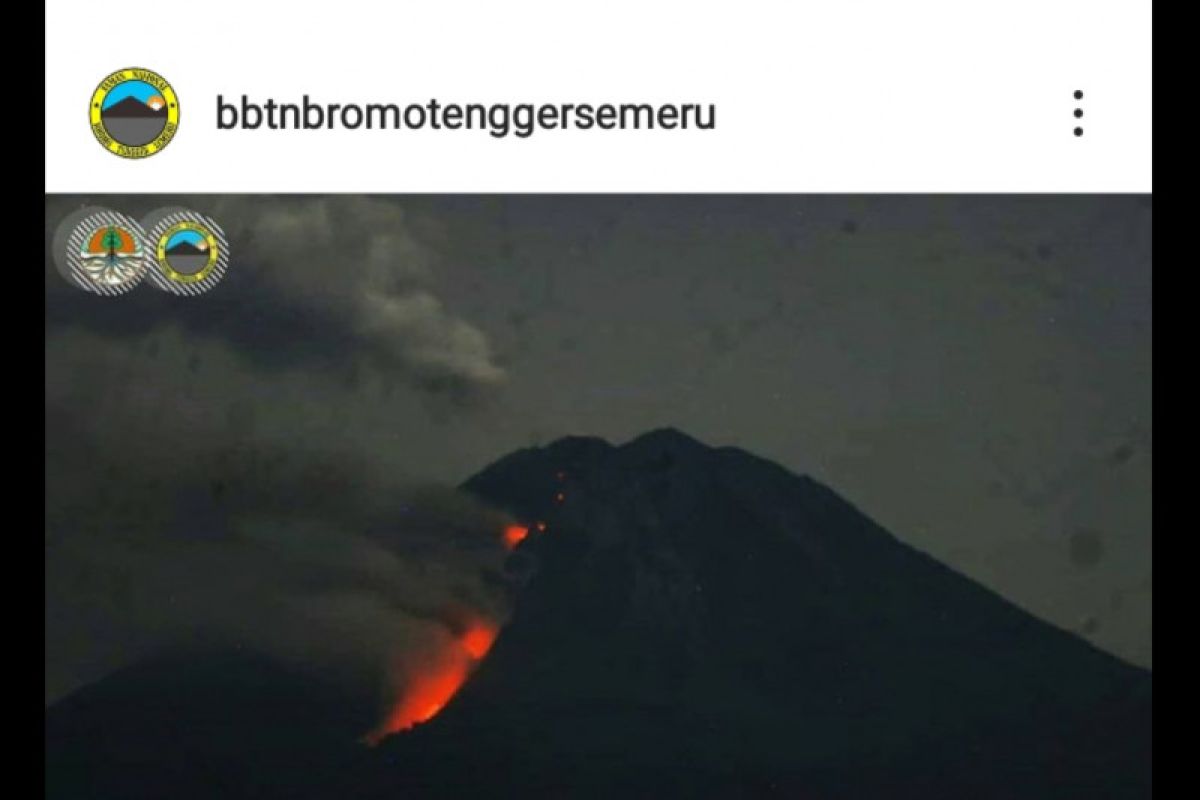 Gunung Semeru kembali muntahkan lava pijar berkali-kali