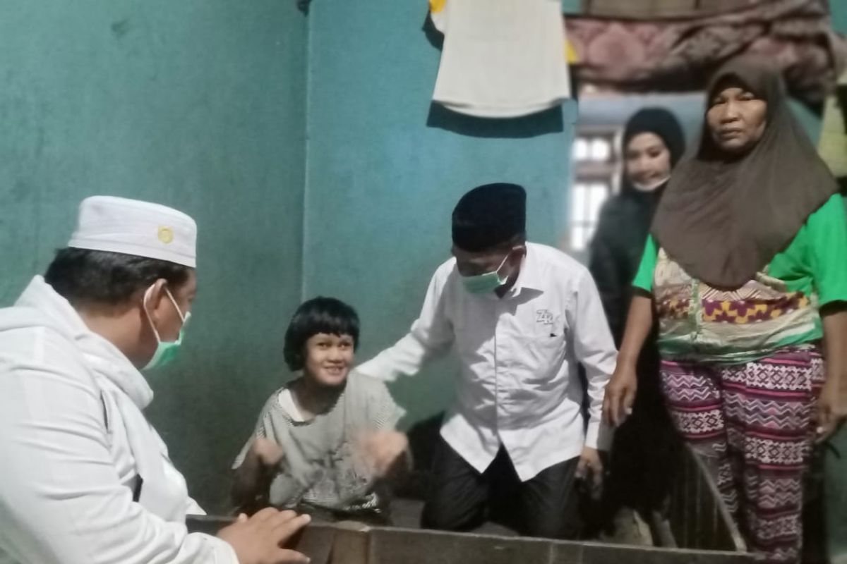 Muhammad Rusli jenguk Ismiyati warga penderita lumpuh total