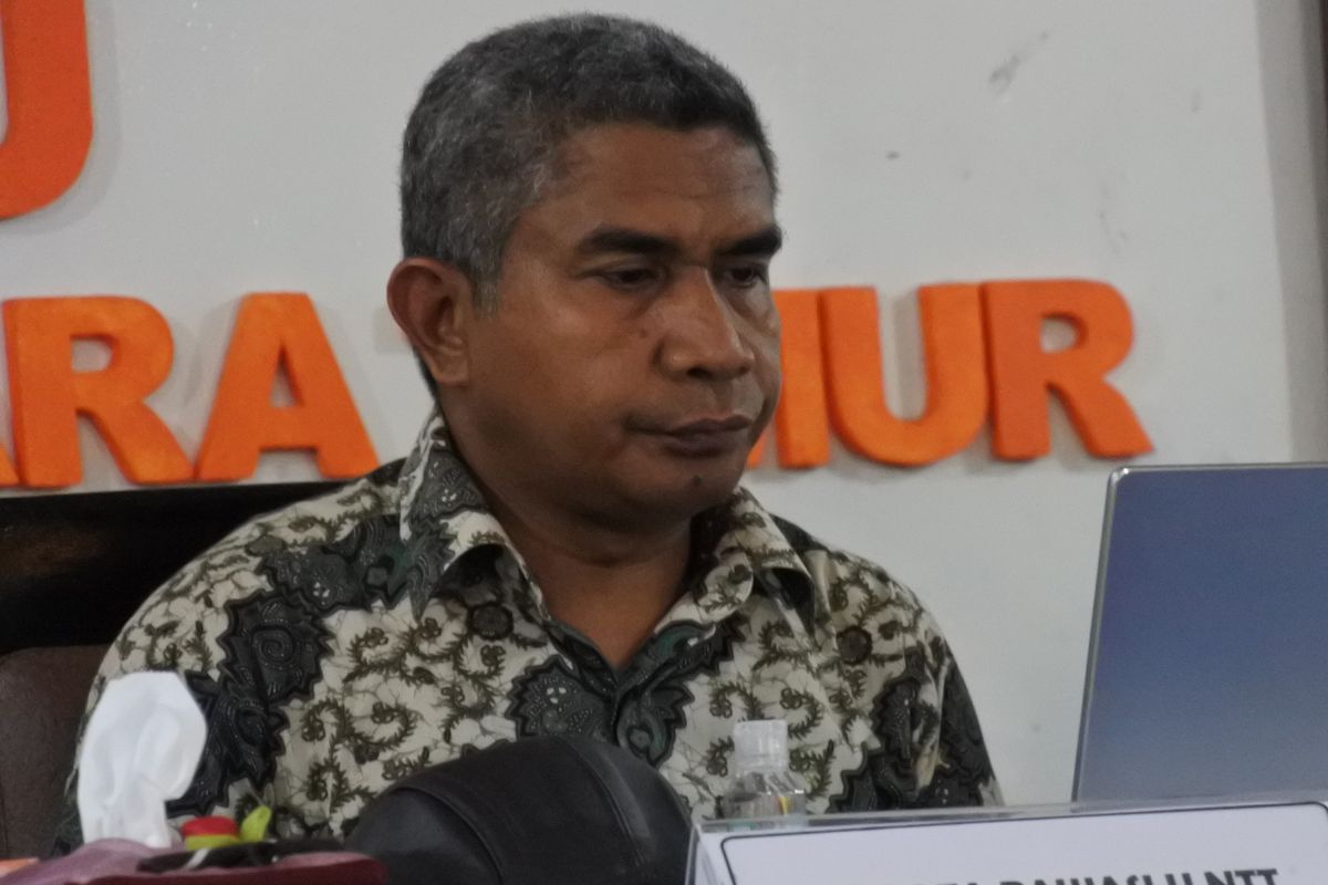 Bawaslu NTT tertibkan 597 alat peraga kampanye