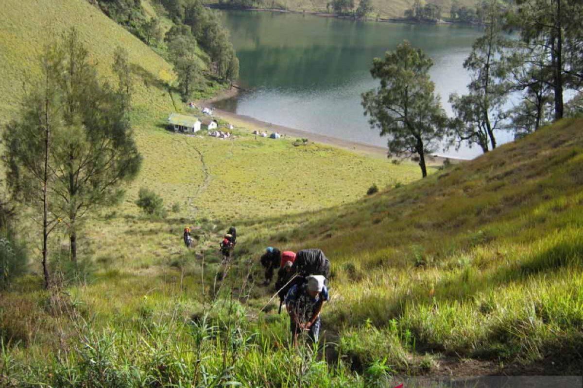 Gunung Semeru ditutup total untuk pendakian hingga 31 Maret 2021