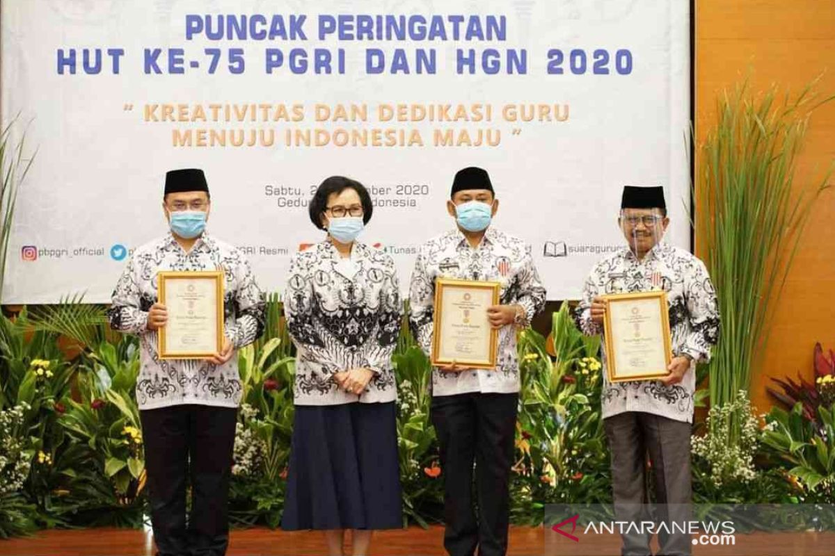 Bupati Bekasi raih penghargaan Dwija Praja Nugraha dari PB PGRI