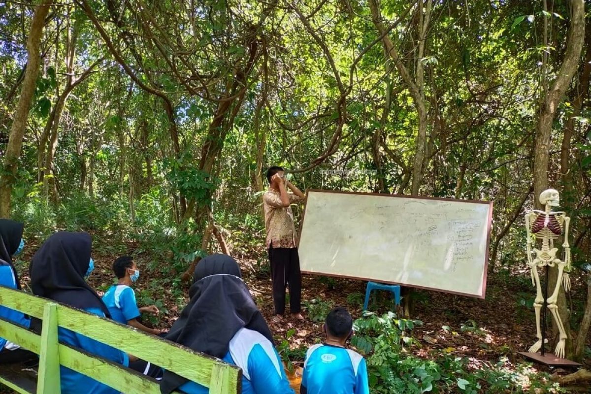 Guru biologi "sulap" hutan bersampah jadi Laboratorium Alam