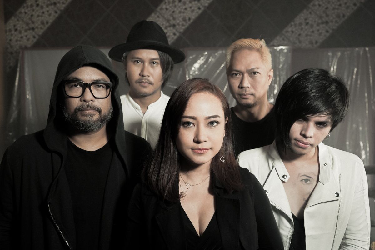 Aiu Ratna resmi sebagai vokalis tetap grup band Cokelat